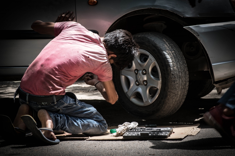 garagiste-MOUGINS-min_child-labor-934900